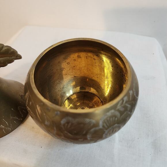 Vintage Brass Pear Shaped Trinket Box with Leaf Lid Floral Etched Design 5" - Picture 4 of 10